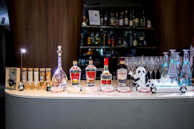 架子上放着许多瓶子
AI 生成的内容可能不正确。