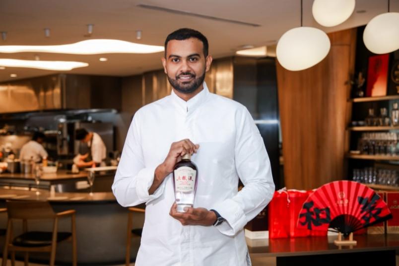 穿白色衣服的男人在厨房里
AI 生成的内容可能不正确。